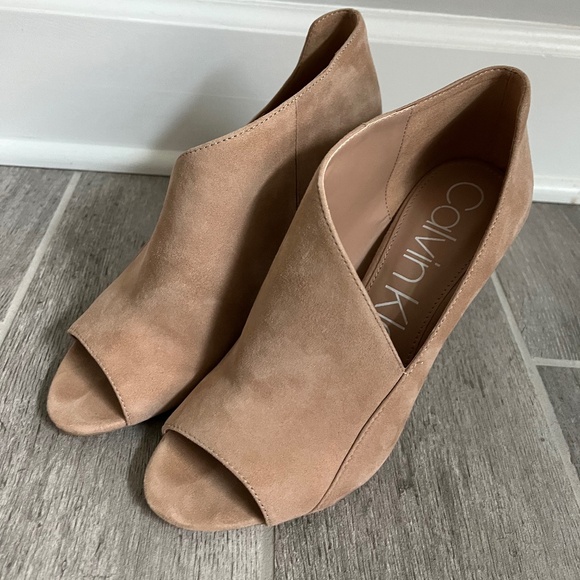 Calvin Klein Nastassia Nude Suede Peep Toe Bootie/Pump - Picture 1 of 3